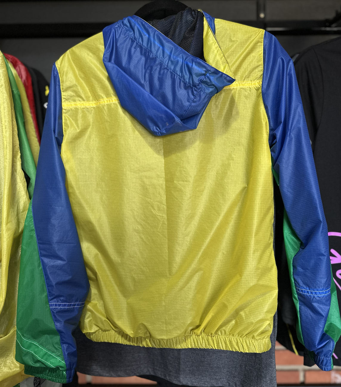 JAQUETA DE VELAME DESCOLA VERDE, AMARELO E AZUL - TAMANHO P