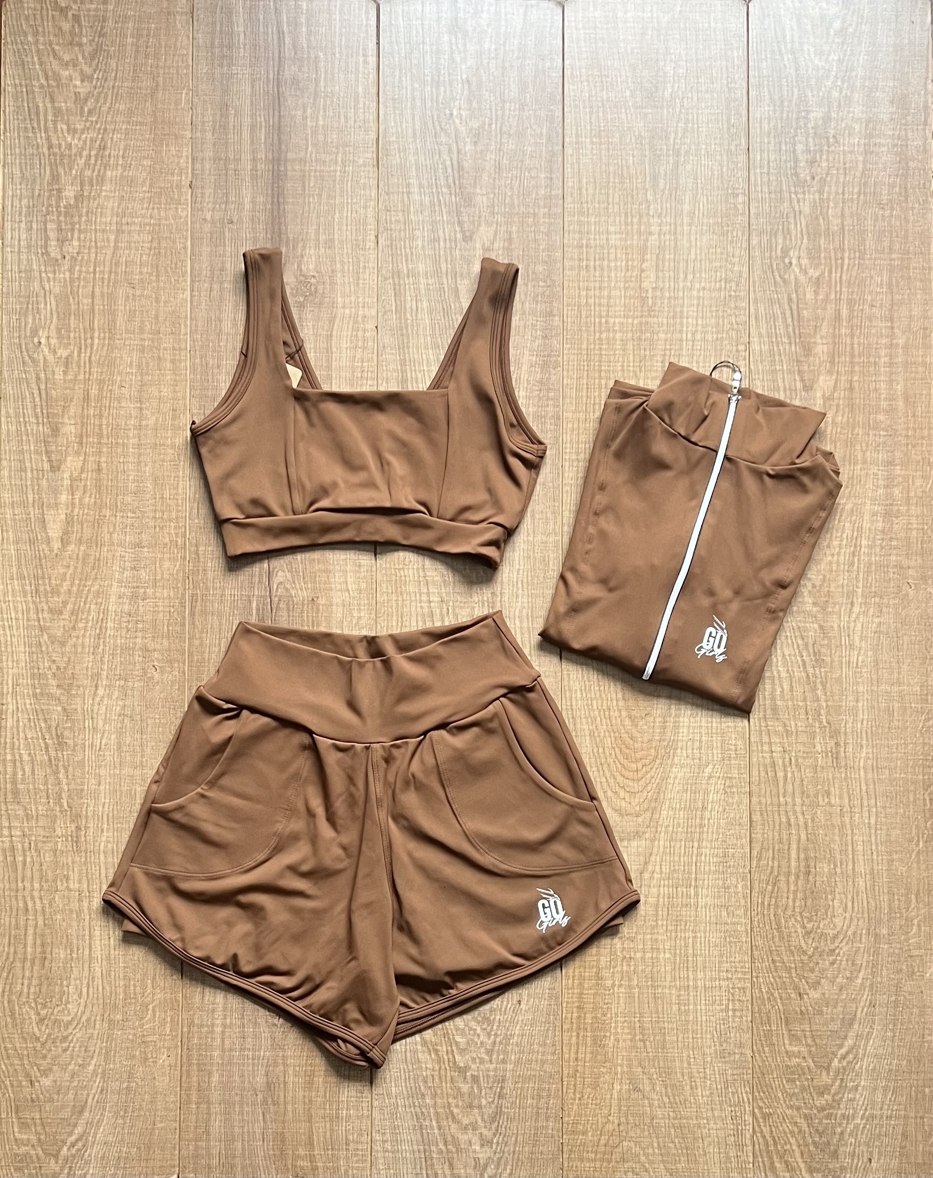 VINGE GO GIRLS CONJUNTO SHORT + TOP - MARROM CLARO