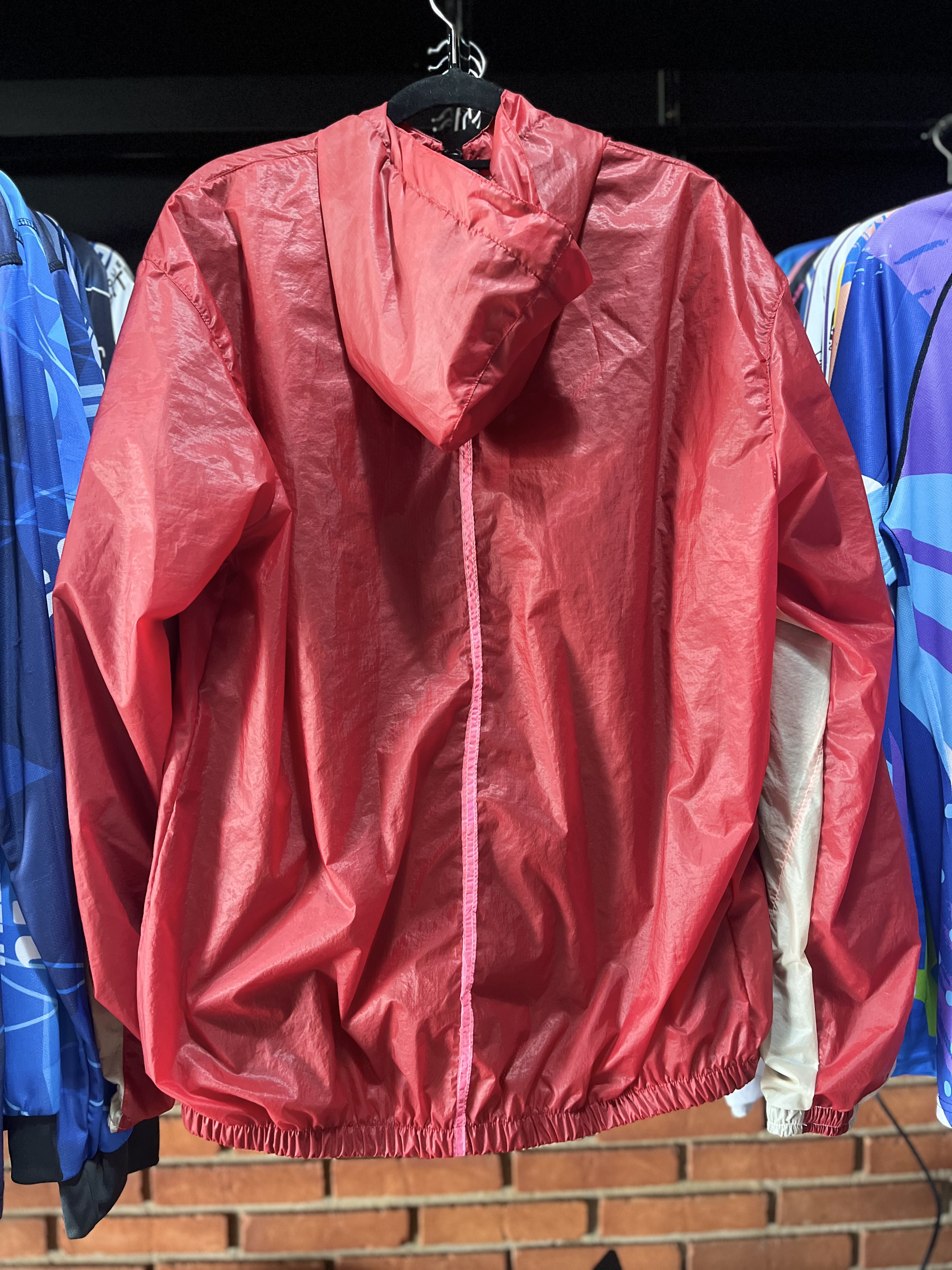 JAQUETA DE VELAME DESCOLA VERMELHO E BRANCO - TAMANHO GG