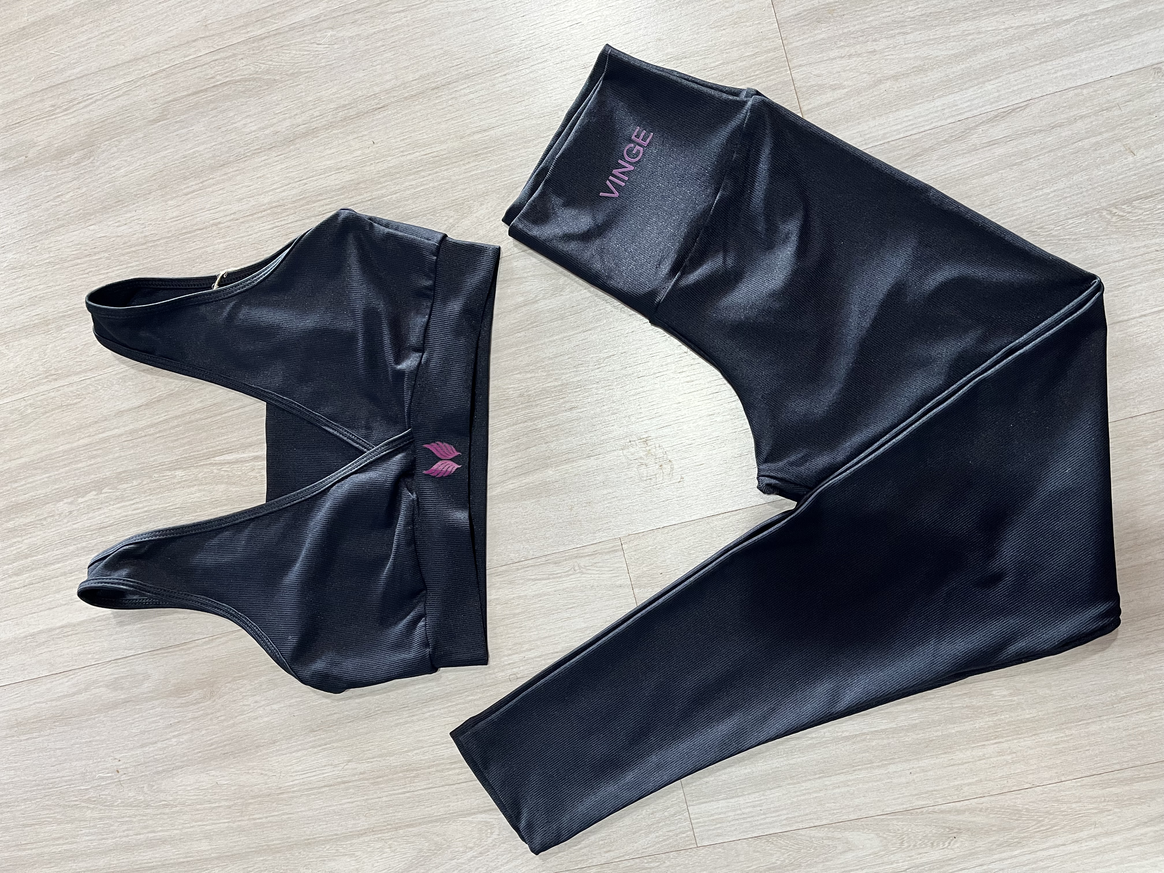 VINGE CONJUNTO LEGGING + TOP PRETO E ROXO