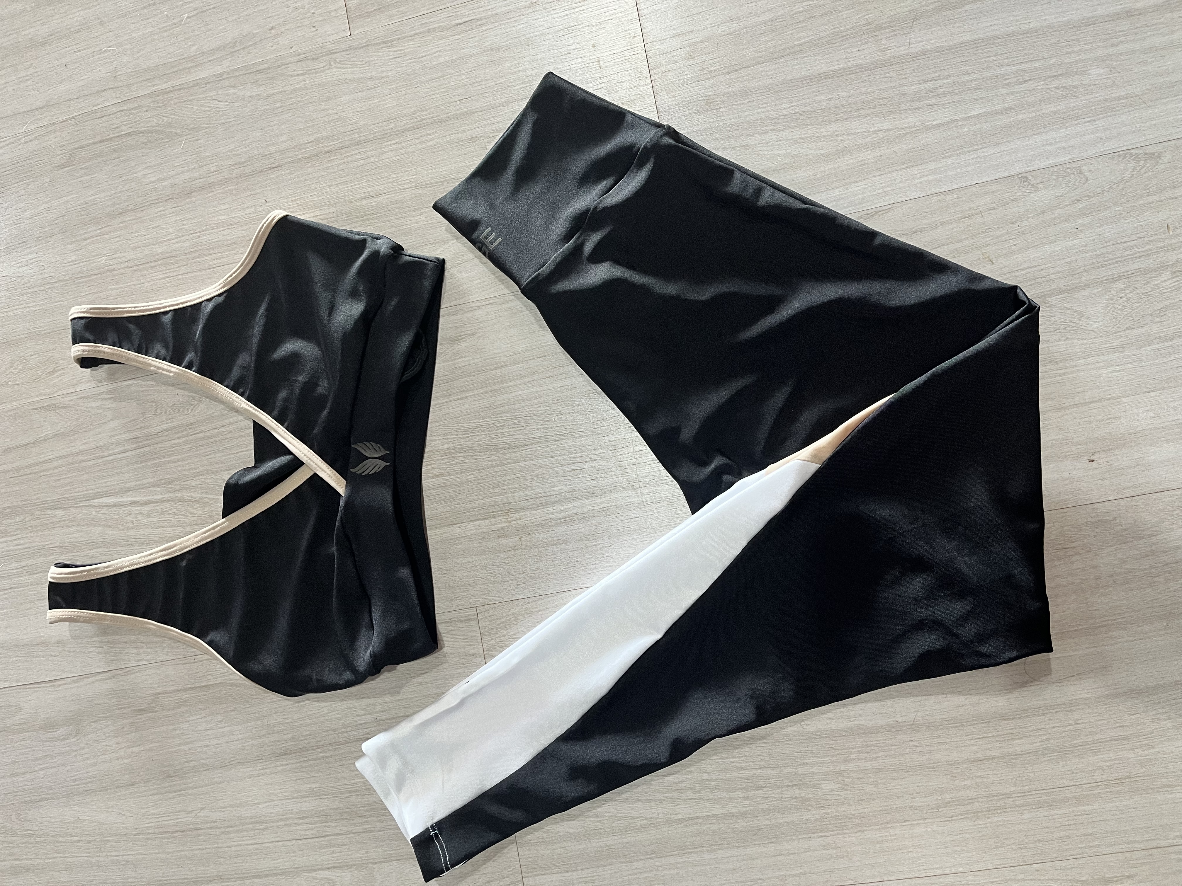 VINGE CONJUNTO LEGGING + TOP PRETO E BEGE