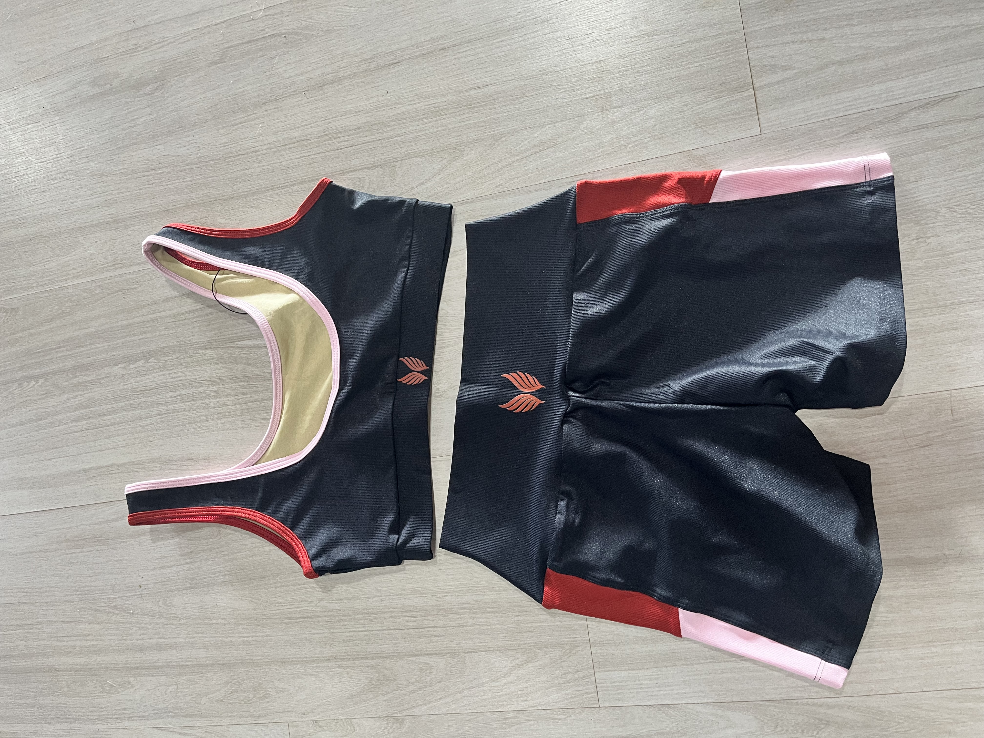 VINGE CONJUNTO SHORT + TOP PRETO VERMELHO E ROSA