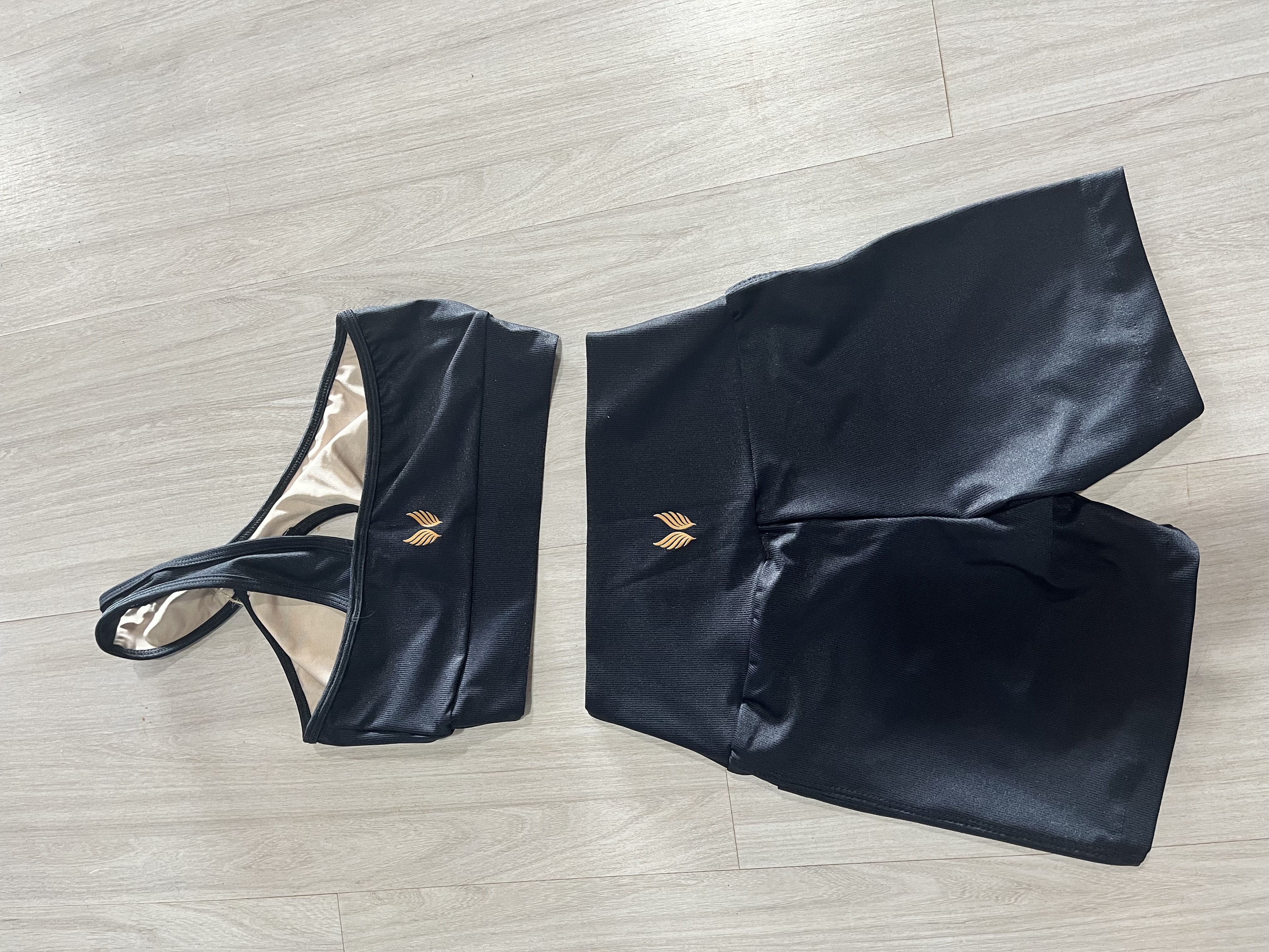 VINGE CONJUNTO SHORT + TOP PRETO DOURADO